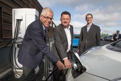 KIWI-sjef Jan Paul Bjørkøy, General Manager i Zero Emission Strategy i Nissan Olivier Paturet og Manager for Zero Business Unit i Nissan Nicolas Bozek plugger inn den første elbilen.