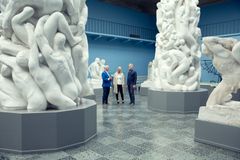 Vigeland Museet: Sertifisert Osloguide Richard Klingspor har tatt med sine gjester med på en privatguidet omvisning i Vigelands Museet.  Foto: Hermann Dreyer, Vigeland Museet.
