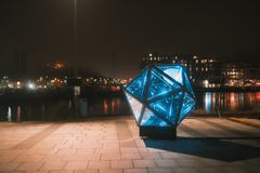 Fascinasjonen for stjerner er inspirasjonen bak dette lysverket, som Mindscape Studio har laget. Om dagen reflekterer installasjonen sollyset, mens det om natten blir en kilde til lys. Foto: Sindre Scavenius