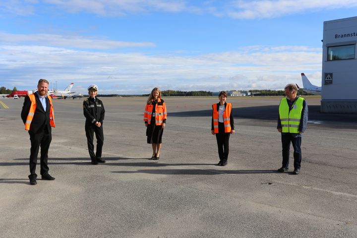 Fra venstre, Eyvind Schumacher (ordfører i Ullensaker), Eva Sjøholdt-Sandvik (stasjonssjef Gardermoen politistasjon), Stine Ramstad Westby (lufthavndirektør Oslo lufthavn),  Oona Dunlop (overlege, CBRNE-senteret), Einar Kristian Borud (kommuneoverlege i Ullensaker).