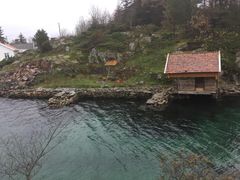 Bryggen på Hammarøy er en viktig del av kulturmiljøet i området. Bryggen skal bli tilhørende et hus som skal gjenoppbygges på gamle steinmurer som en rekonstruksjon av de husene som har stått her tidligere. Eierne har fått 364.000 av Kulturminnefondet til å reparere bryggen. (Foto: Privat/Fra søknad)