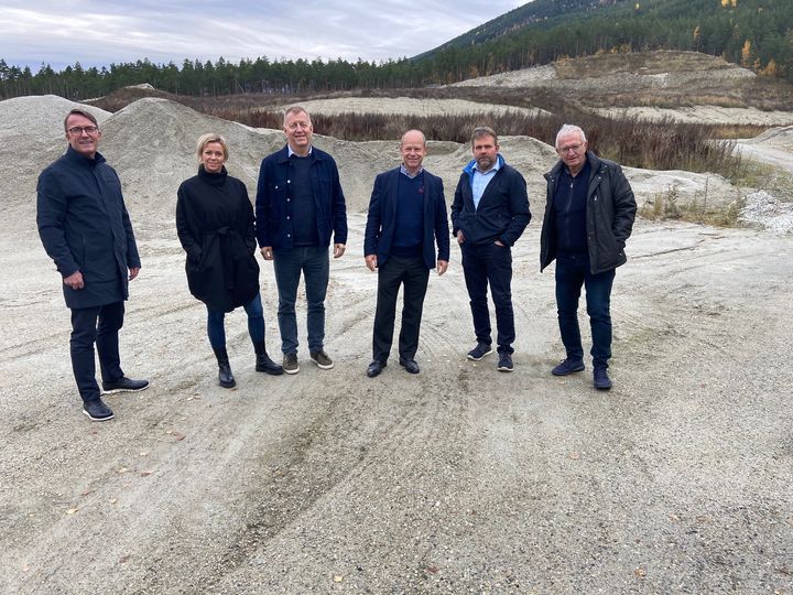 Fra Venstre: Ståle Gausen , konserndirektør i Grilstad AS, Guro Espeland, daglig leder i Jæder Ådne Espeland AS, Terje Wester, påtroppende daglig leder Gudbrandsdal Slakteri AS, Jørgen Wiig konsernsjef Grilstad AS, Terje Jonny Sveen, styreleder Gudbrandsdal Slakteri AS og Noralf Espeland, styremedlem i Jæder Ådne Espeland AS og Gudbrandsdal Slakteri AS.