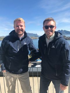 Markedsdirektør Christian Stenbo (t.h.) og Fleet manager Jørn Jakobsen i Hyundai har en ambisjon om nullutslipp i bilparken i Norge, og er glad for å få muligheten til å være med på å utvikle infrastrukturen for dette i Nord-Norge gjennom Arctic Race of Norway. Foto: ARN/Kathinka Wang