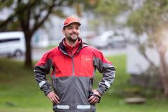 Posttbudet Jan Vidar Kveen på Hamar liker den nye uniformen. FOTO: Kim Saatvedt