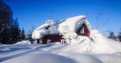 SKADEPOTENSIAL: Å måke snø opp mot husveggen kan gi litt ekstra isolasjon og mindre kalde gulv. Men det kan også føre til skader i malingen eller beisen, og til og med gi råteskader i fasaden når luftingen bak kledningen tettes.

Foto: Kristian Owren/ifi.no