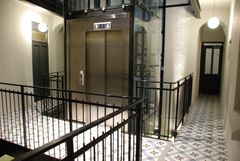 Bildet viser heis montert i 2015 i gårdsrom i bygård fra 1905 i Oslo. Foto: Karine Denizou