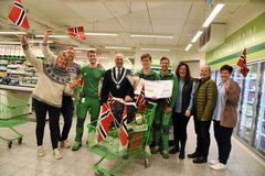 Hurra for Fredrik! Fra venstre innholdsansvarlig Cathrine Barland Jensen og redaktør Ole Martin Bjørklid i Hjemmet, ordfører Stanley Wirak i Sandnes, Norges hyggeligste kassamann 2023, Fredrik Myksvoll Alvsåker, butikksjef Jan Erik Finbak i Kiwi Bryggen Hommersåk, Fredriks tidligere sjef, Robert Frantzen i Kiwi, distriktssjef Turid Helgeland i Kiwi og Fredriks foreldre Heidi og Sverre Petter Alvsåker.