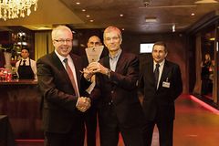 Administrerende direktør i DelClima Carlo Grossi, deler her ut prisen til Direktør kulde i GK Norge AS Ole Jørgen Veiby. Til høyre Administrerende direktør i RC Group, Massimo Forcellini.