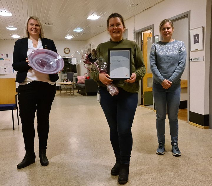 Marte Husøy, vinner av Tillitsvalgtprisen 2020 med forbundsstyremedlem Mariette Gjerde (til venstre) og Trude Gretland (til høyre) som nominerte Marte. (Foto: Ergoterapeutene)