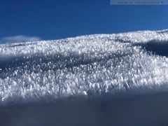 Når den nye snøen legger seg over et rimlag som dette vil det bli svært lett å løse ut skred. Foto fra Indre Sogn 1. mars 2023, Ingrid@vestland_fk // Regobs