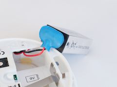 Slik skal det se ut: 9 volts batteri festet til batteripute. (Illustrasjonsfoto: If)