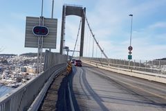 Før sommeren var det kjørefeltet som fikk nytt asfaltdekke. Nå er det gangfeltet som står for tur. Arbeidet starter førstkommende mandag og vil foregå kveld og natt. Foto: Tor Arvid Austråt Gundersen.