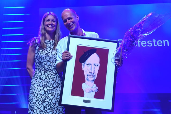 Håkon Gundersen ble tildelt NTBs språkpris under Nordiske Mediedager. Her sammen med juryleder, Therese Manus. (Foto: Marit Hommedal / NTB scanpix)
