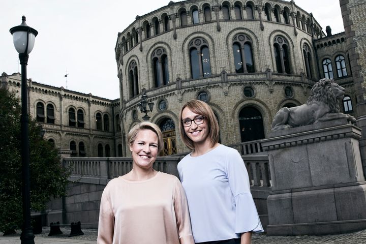 Ingerid Stenvold og Gry Blekastad Almås ledet valgnattsendingen. Totalt var 2,3 millioner innom sendingen på NRK1 mandag kveld. Foto:Julia Naglestad / NRK
