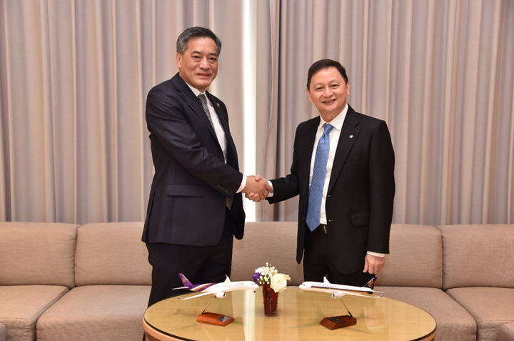 Singapore Airlines og Thai Airways avtale betyr enda bedre muligheter for kundene. Her THAI Acting Chief Executive Officer Suvadhana Sibunruang (venstre) og SIAs Chief Executive Officer Goh Choon Phong (høyre).