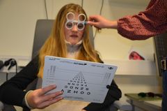Optiker gjennomfører grundig synsundersøkelse av barn (Foto: Dag Øyvind Olsen)