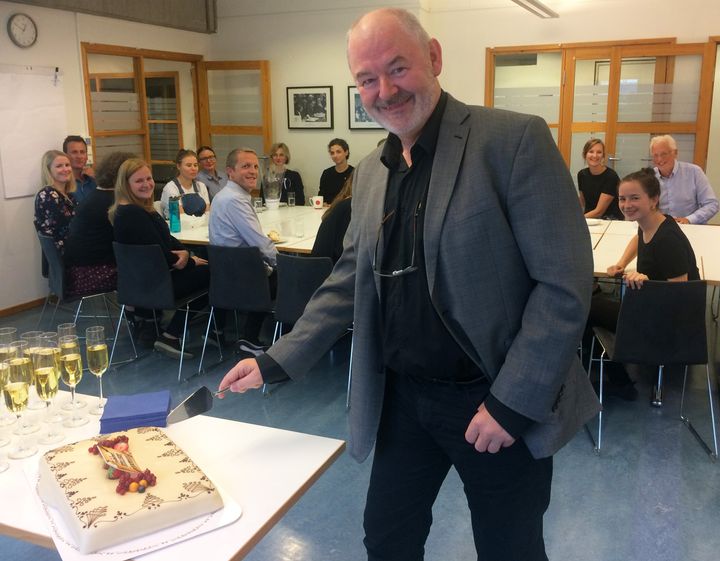 Professor John Erik Fossum og de andre forskerne ved ARENA Senter for europaforskning, UiO feirer at de er tildelt det prestisjetunge nye EU-prosjektet. Foto: Mads A. Danielsen, UiO