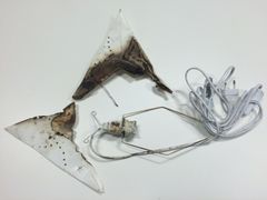 - Det burde ikke overraske noen at papir er brannfarlig. Det er ikke mye igjen av julestjerna som tok fyr. Foto: Frende Forsikring