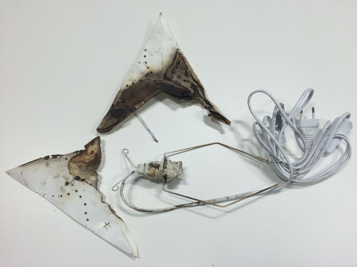 - Det burde ikke overraske noen at papir er brannfarlig. Det er ikke mye igjen av julestjerna som tok fyr. Foto: Frende Forsikring