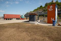 Ved ladestasjonen for tunge kjøretøy på Grønlia er det tilgang på hyggelig toalett i tillegg til en liten park med sitteplasser ved utløpet av Alnaelva. Foto: Hans Kristian Riise/Oslo Havn.