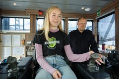 Gudmor Tora Elgsaas (14) fra Miljøagentene lærer å håndtere Pelikan 2 sammen med båtfører Odin Kjønaas. Alle funksjoner er digitalisert. Båten kan plukke søppel en hel dag på vannet før batteriet må lades.