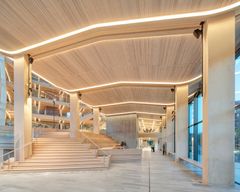 I 2019 åpnet Finansparken i Stavanger, et av Europas største næringsbygg i tre, med bærekonstruksjoner, himlinger og innredningsløsninger levert av Moelven. Foto: Sindre Ellingsen