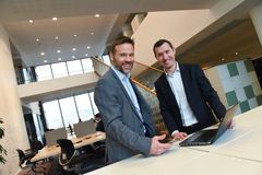 Markedsdirektør Baard Haakensen (til venstre) og direktør Thomas Mathisen i Digipost gleder seg til å bidra til digitaliseringen av fakturaer i Norge. Foto: Birger Morken, Posten Norge