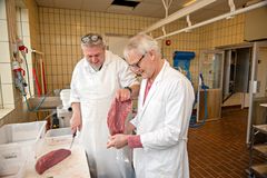 Nofima-fagfolkene Tom Johannessen og Rune Rødbøtten fordeler kjøttet før det sendes til kjøkkenet for tilberedning og smaking. Foto: Jon-Are Berg-Jacobsen, Nofima
