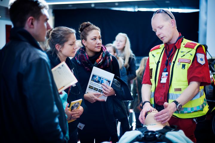På utdanningstorget i Pilestredet 32 får elevene møte studieveiledere, lærere og studenter. Foto: Benjamin A. Ward