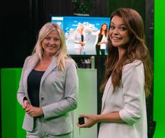 Værsjef Eli Kari Gjengedal og væranker Kristina Kvistad Hustad under testing av det nye TV 2-været. Foto: Håvard Solem, TV 2.