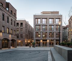 Nygaardsplassen i Fredrikstad: Flere generasjoner bygg er tilpasset til hverandre. Foto: Kyrre Sundal, Mad arkitekter.