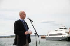 Havnedirektør Ingvar M. Mathisen taler på Honnørbrygga.