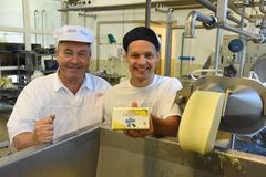 Dei ansatte på Meieriet Setesdal er godt nøgd med arbeidsplassen. Foto: Olav Helland
