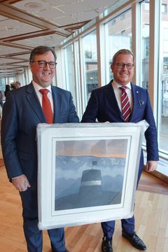 Konserndirektør for Thon Hotels, Morten Thorvaldsen (t.v.), og hotelldirektør på Thon Hotel Lofoten, Erik Taraldsen, tok imot prisen.