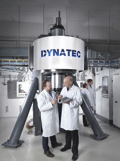 Pilottestingen er innvilget med 35 millioner kroner gjennom Innovasjon Norges Miljøteknologiordning. - Lykkes vi, vil solcellesilisiumprodusenter fra hele verden stå i kø for å kjøpe teknologien vår, sier Josef Filtvedt. På bildet står Hallgeir Klette og Werner Filtvedt foran Dynatec reaktoren, med Josef Filtvedt og Sverre Sørensen i bakgrunnen. Foto: Jarle Nyttingnes