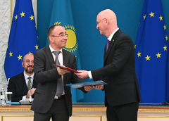 Leder for Svevind Energy Group Wolfgang Kropp og Kasakhstans første visestatsminister Roman Sklyar. Akorda.kz