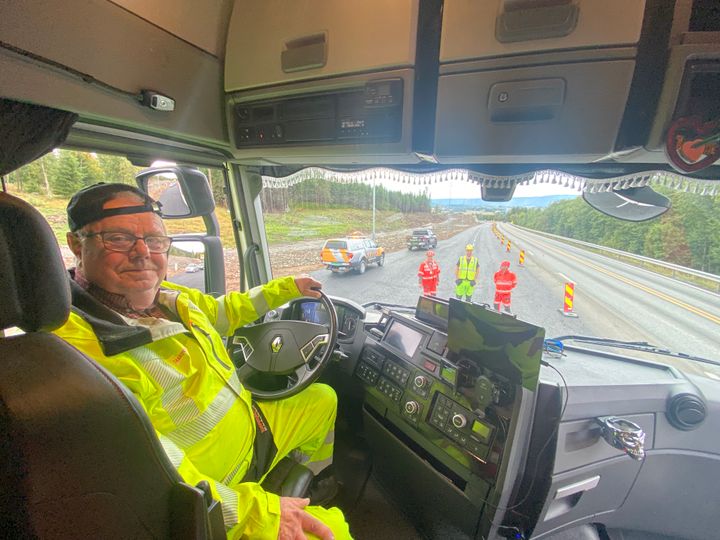 Palmer Høgvoll i Toten Transport får en bedre arbeidshverdag når Statens vegvesen og Anlegg øst åpner ny riksvei i desember. (Foto: Per Kollstad)