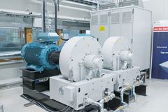 ABBs hybridlaboratorium for maritime operasjoner hos MARINTEK i Trondheim viser at offshorefartøyer med energilagring i batterier kan redusere drivstoff og utslipp med 10-15 prosent i året.