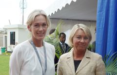 Anita Krohn Traaseth, Innovasjon Norge (t.v.) og næringsminister Monica Mæland ønsker begge å se flere norske bedrifter  i Øst-Afrika. Her er de på onsdagens åpning av en Yaras nye terminal - og storsatsing i Tanzania. Foto: Marianne Mork/Innovasjon Norge
