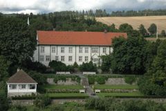 Hoel gård på Ringsaker i Hedmark er én av de 1106 prosjektene som har søkt Kulturminnefondet om støtte i 2018. Eierne på Hoel gård driver reiselivsvirksomhet i tillegg til landbruk, og vil nå sette i stand murene i det terrasserte hageanlegget. (Foto: Per Eilif Sandberg)