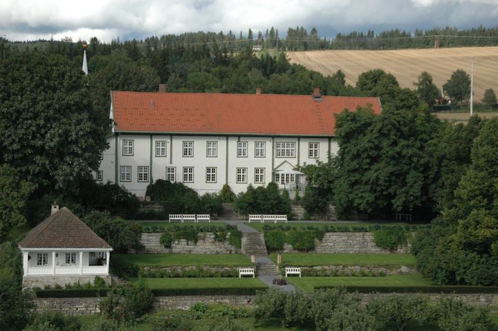 Hoel gård på Ringsaker i Hedmark er én av de 1106 prosjektene som har søkt Kulturminnefondet om støtte i 2018. Eierne på Hoel gård driver reiselivsvirksomhet i tillegg til landbruk, og vil nå sette i stand murene i det terrasserte hageanlegget. (Foto: Per Eilif Sandberg)