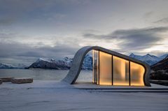 Ureddplassen, Helgelandskysten. Fullført 2018. Arkitekt: Haugen/Zohar Arkitekter. Landskapsarkitekt: Inge Dahlman / Asplan Viak AS Foto: Steinar Skaar