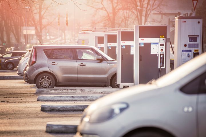 Bergen kan bli første by i verden som elektrifiserer hele bilparken sin. Her fra ladestasjon på Fjøsanger (foto: Hordaland fylkeskommune, Morten Wanvik).