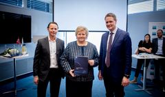 Statsminister Erna Solberg sammen med Thomas Wilhelmsen (t.v), konsernsjef i Wilhelmsen og Harald Solberg (t.h), administrerende direktør i Norges Rederiforbund.
