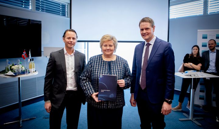 Statsminister Erna Solberg sammen med Thomas Wilhelmsen (t.v), konsernsjef i Wilhelmsen og Harald Solberg (t.h), administrerende direktør i Norges Rederiforbund.