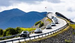 For de som skal feriere i Norge er det bil som gjelder. Nesten seks av ti, 58 prosent, sier de vil foretrekke å reise med bil når de ferierer i Norge. Legger vi til bobil og MC er vi oppe i syv av ti. (Foto: NAF)