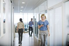 Få beskjed på telefonene når barna kommer hjem