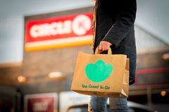 FORUNDRINGSPOSER. Circle K-kunder har reddet 200 000 poser med overskuddsmat gjennom appen Too Good To Go. Foto: Terje Borud