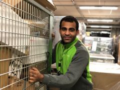 Produksjonsmedarbeider Sager Bak Alrayani er en av 1300 medarbeidere på Logistikksenter Oslo som sørger for at pakkene kommer frem. FOTO: Posten