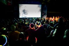 Utendørsamfi. Under fjellfilm vises fjellfilmer utendørs når mørket faller på. Foto Eivind Haugstad Kleiven/Fjellfilm